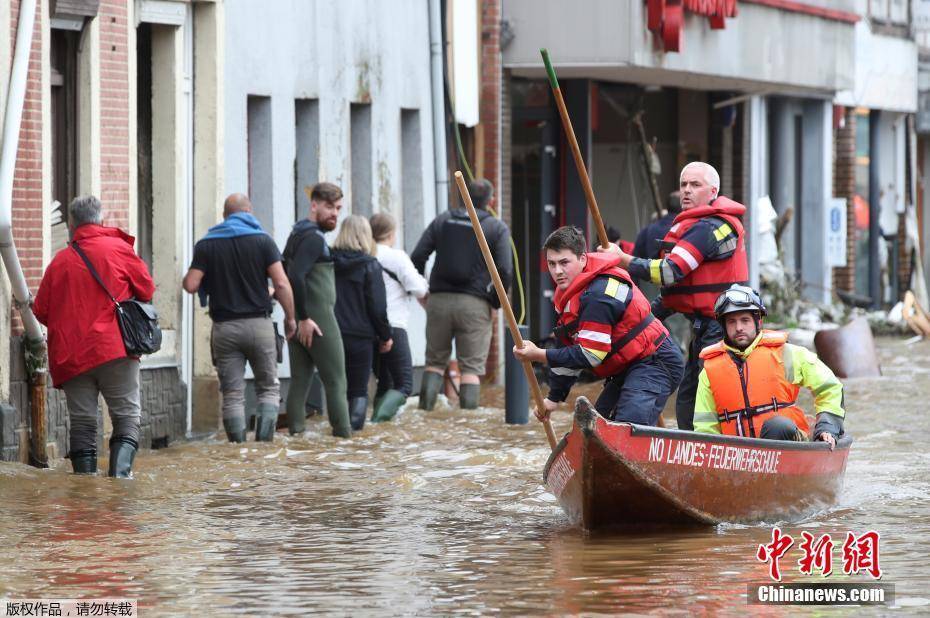 欧洲多地连日暴雨引发洪灾 城镇道路受损