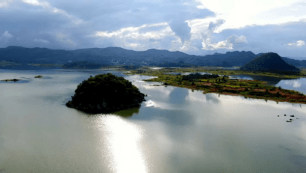 (海峰湿地)风光秀丽的七彩峡谷峡谷之内山高水长,两岸石壁呈红,黄,白