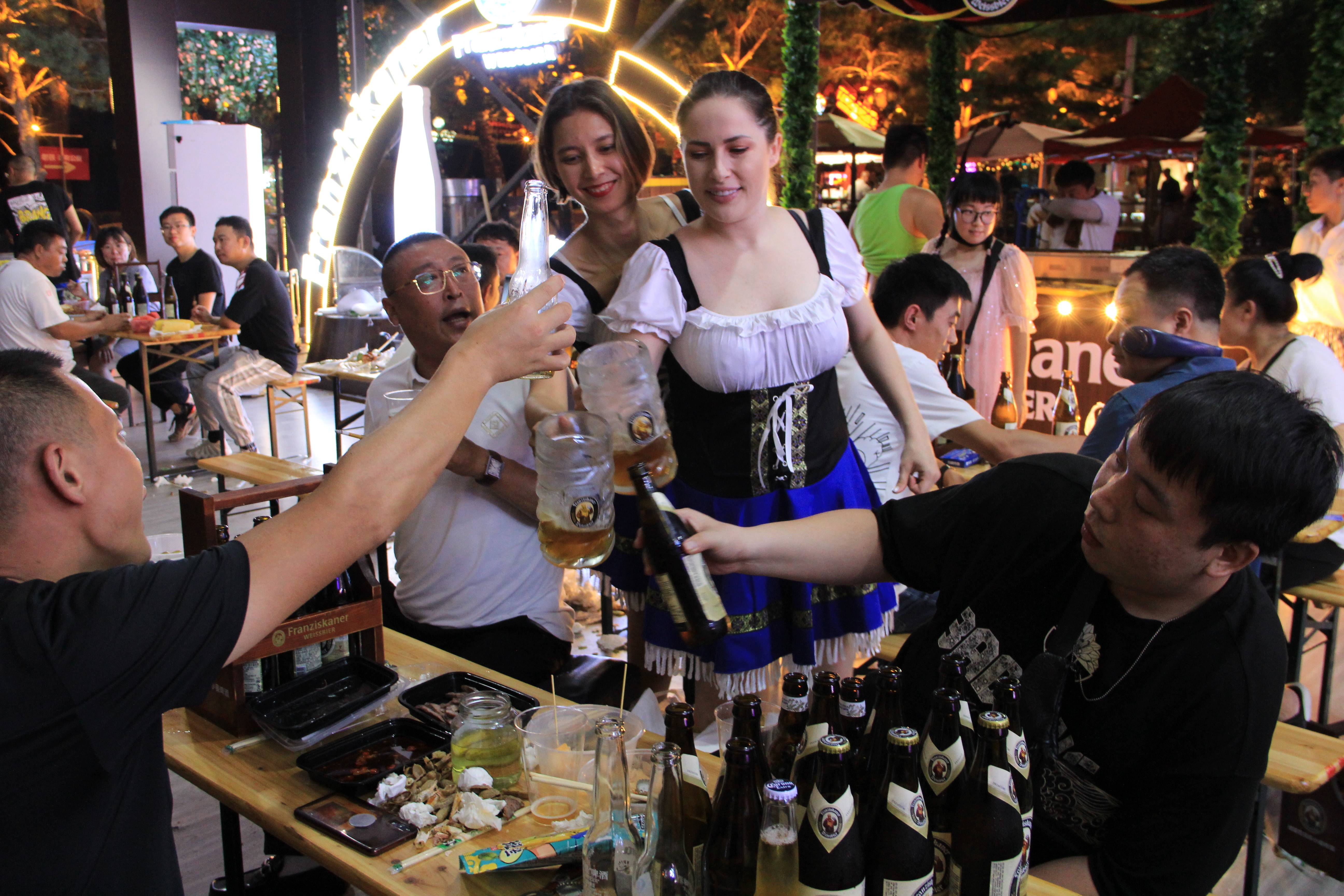 哈尔滨啤酒节吸引广大游客纷至沓来 交通小贴士来啦!