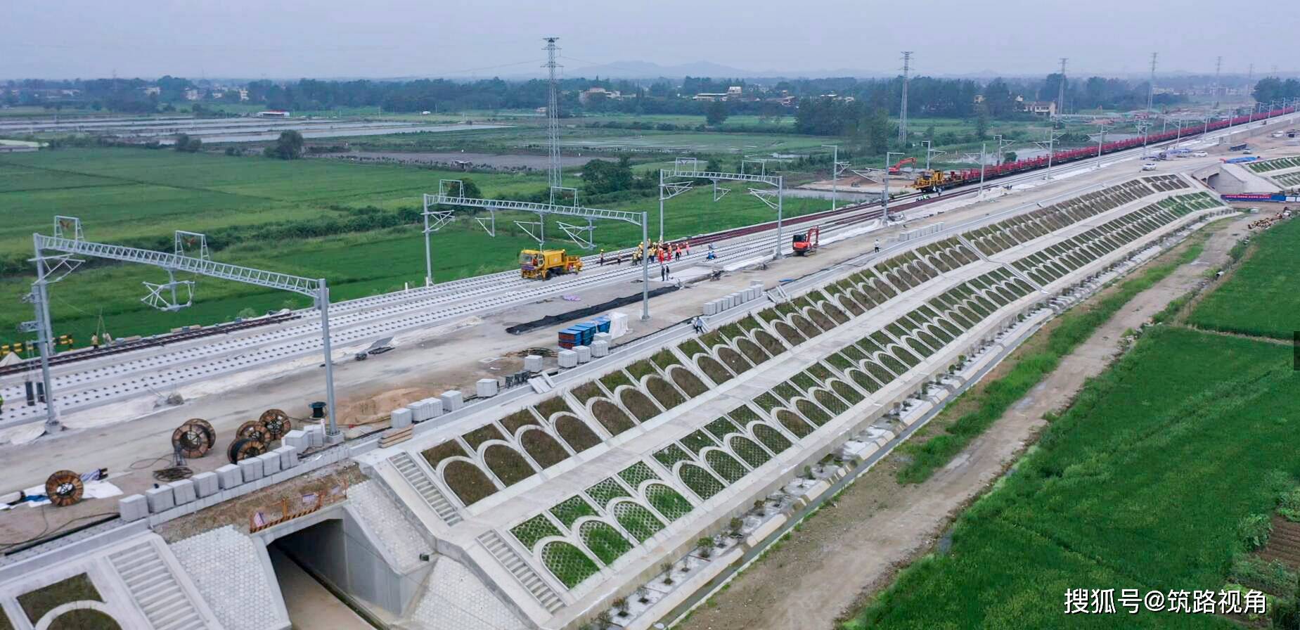 建百年工程铸造国之重器黄黄高铁铺轨进入黄梅县境内