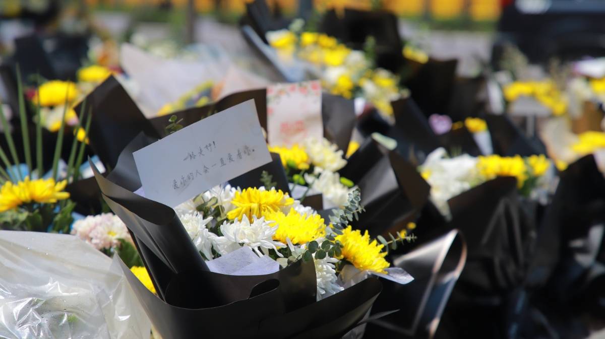 郑州地铁5号线沙口路站b1出口,摆满了市民们祭奠逝者的献花和卡片