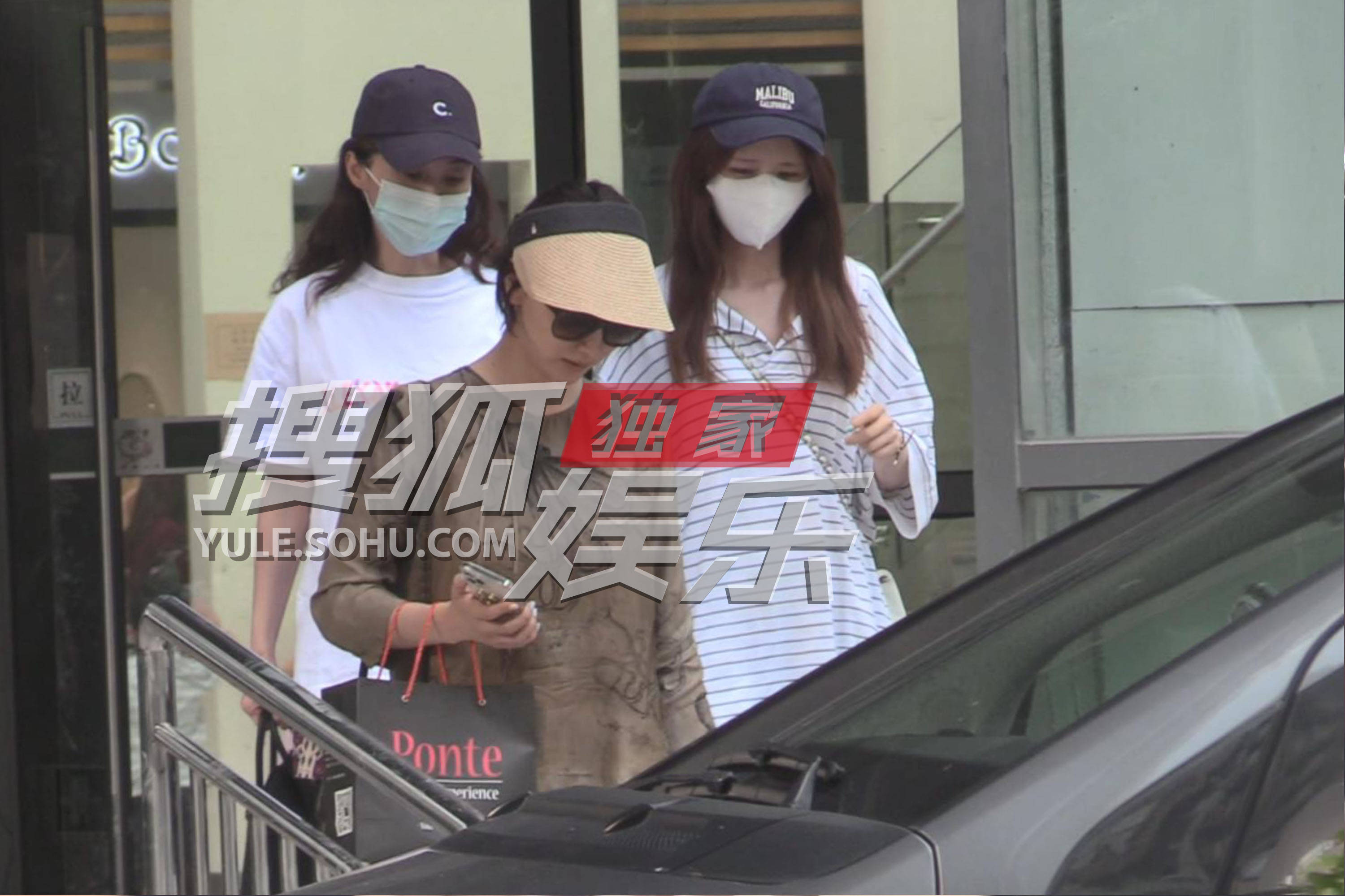 独家:姚笛和方安娜闺蜜聚会!手提贵妇包包身材纤瘦