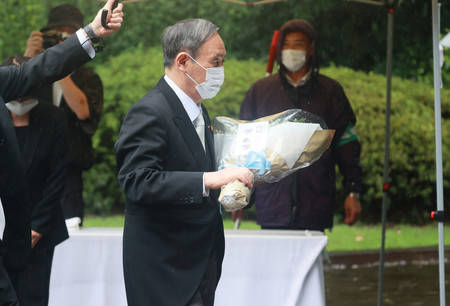 日本前首相安倍及多名高官参拜靖国神社首相菅义伟供奉祭品