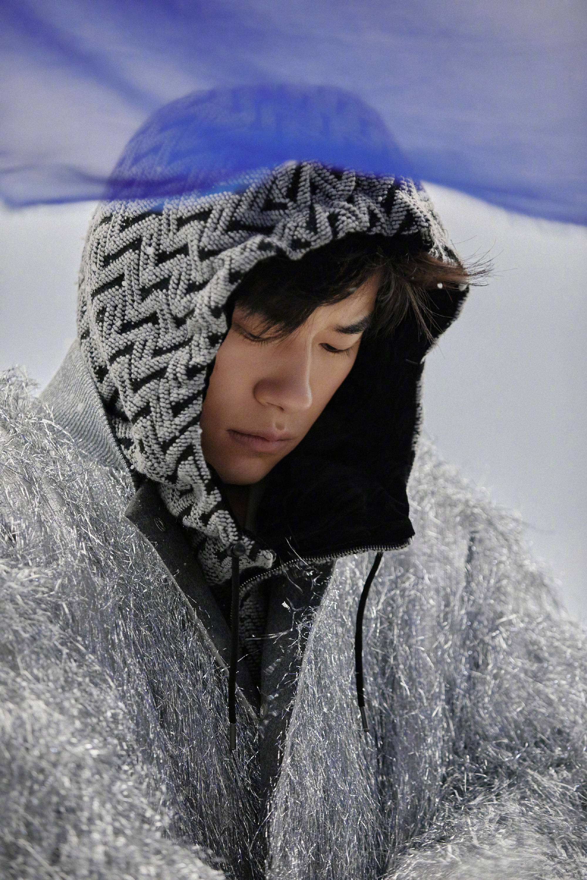 易烊千玺拍摄花絮曝光 化身纷飞雪花中的清冷少年