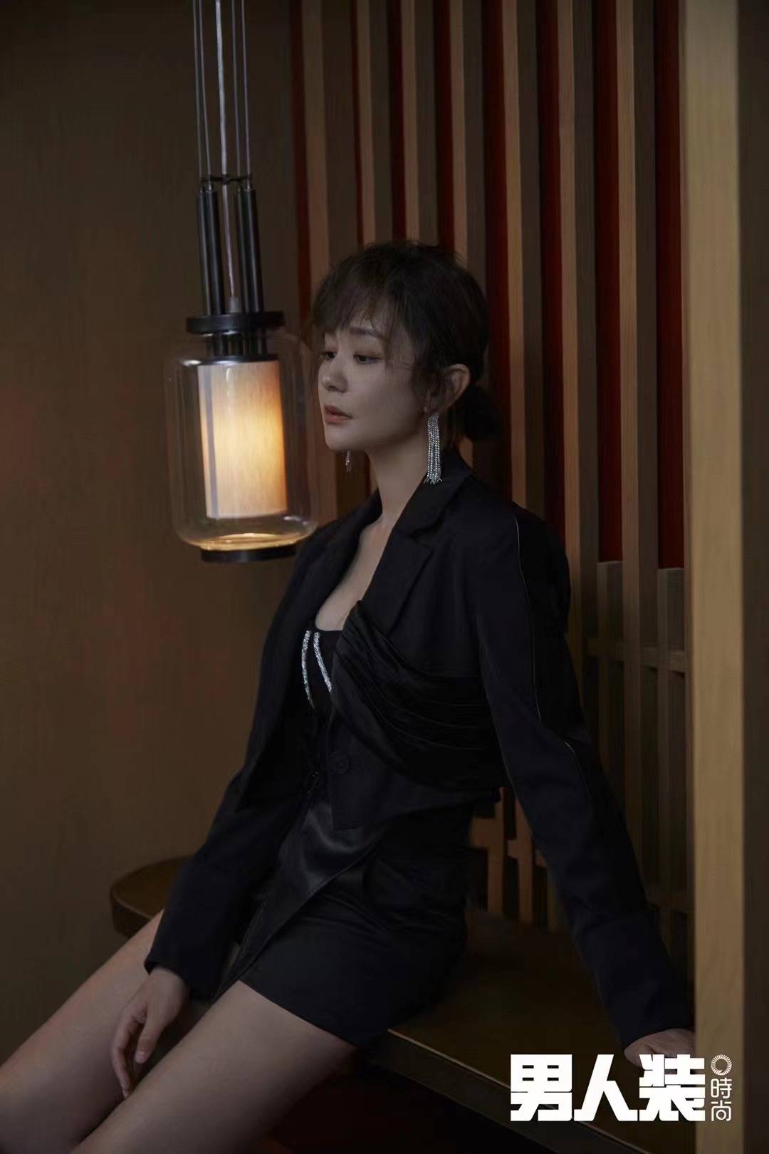 搜狐娱乐讯 9月21日,海陆一组绝美大片曝光,她身穿抹胸黑裙秀性感身材