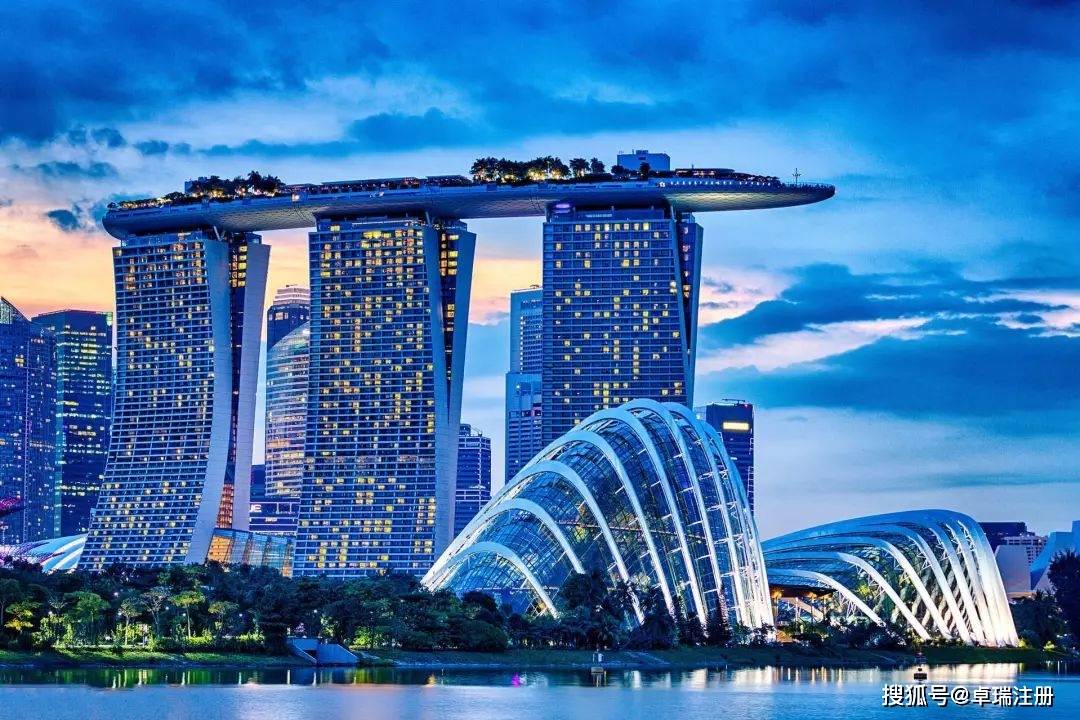 新加坡是全球金融中心,贸易自由度高,地理位置优越,享受航空海运交通