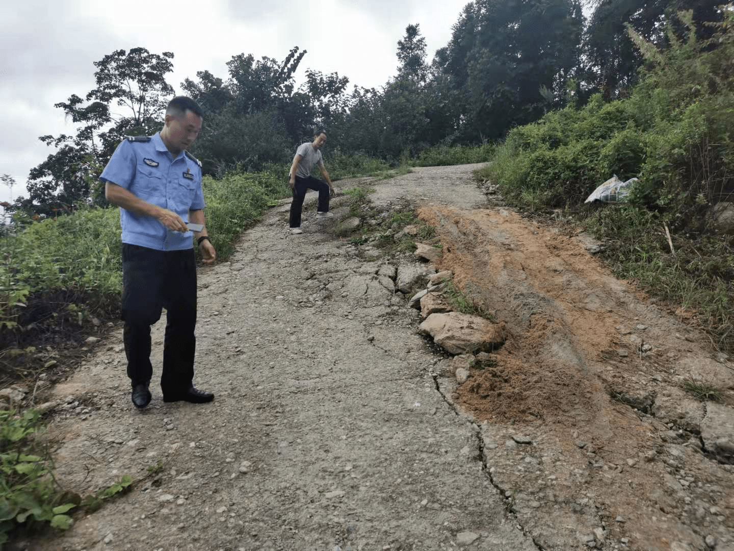 盐池河派出所:开展"双节"道路安全清查