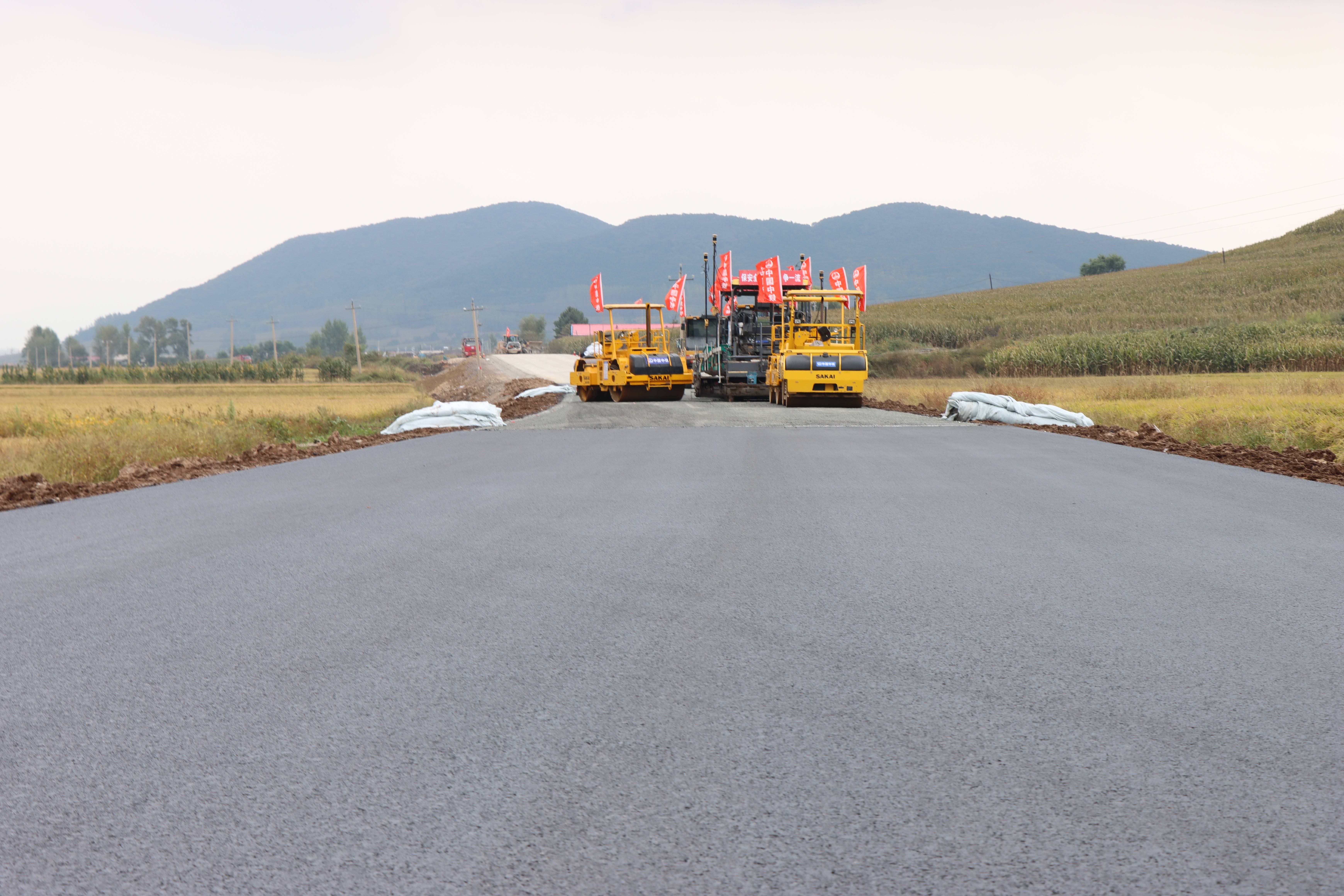 中国中铁蒲烟项目第07工区辅道路面层沥青下面层施工持续向前推进