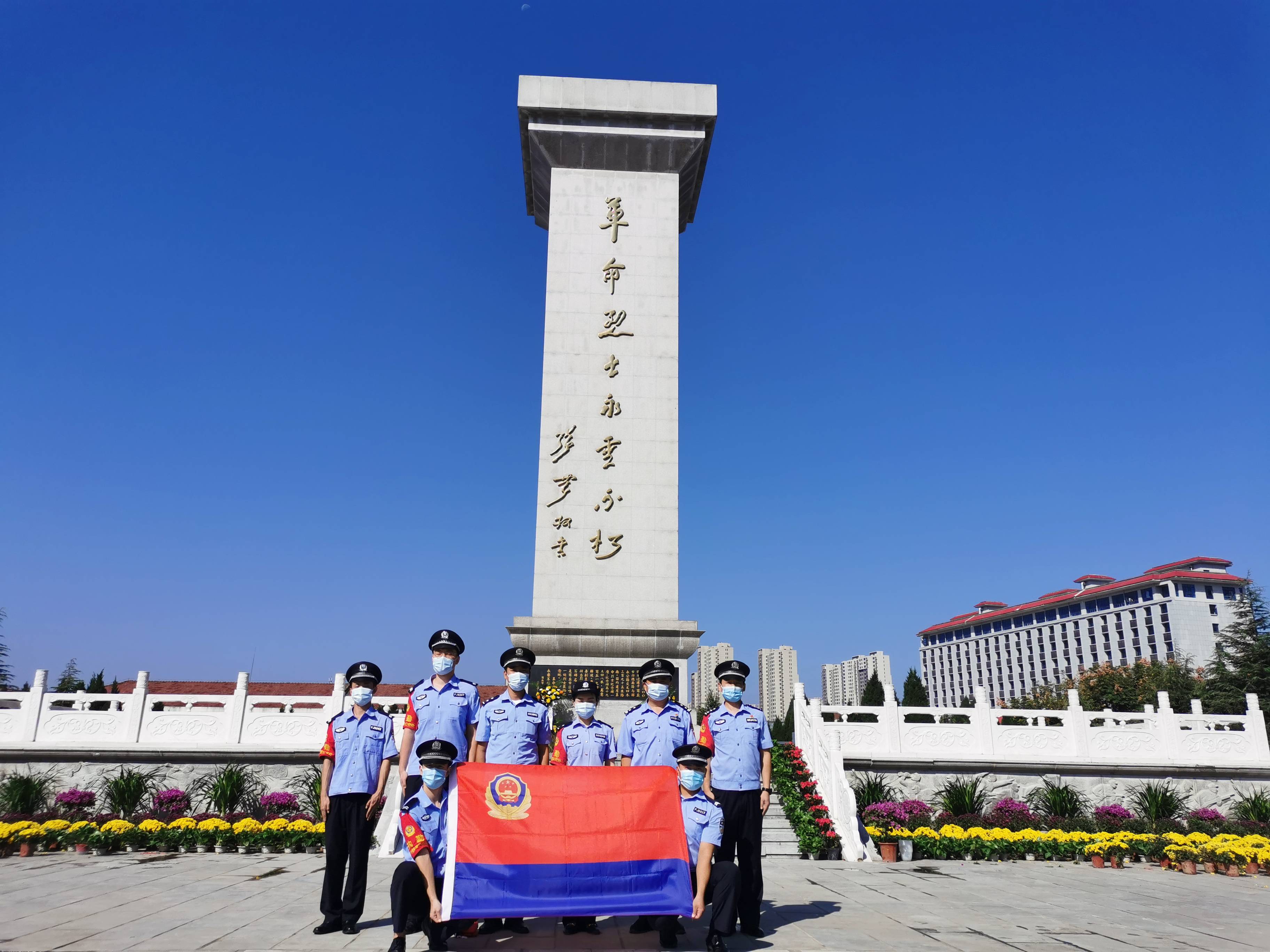 商丘东站派出所组织休班干警前往烈士陵园祭奠英烈,致敬英魂