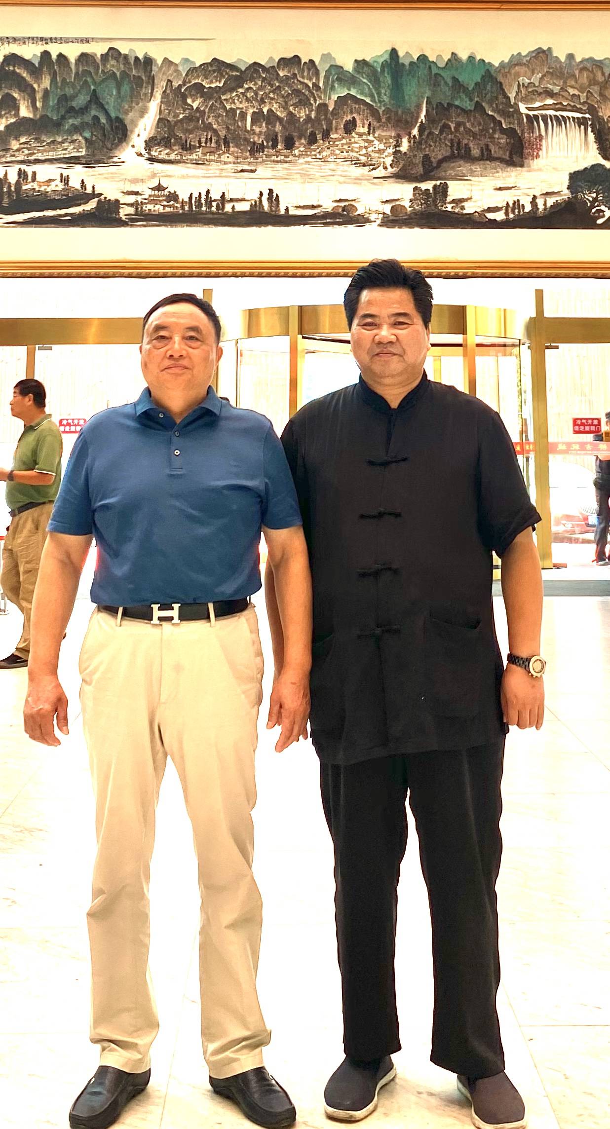 他是山水画大家,其画立意高远,是当代画坛的代表人物!_朱祖国