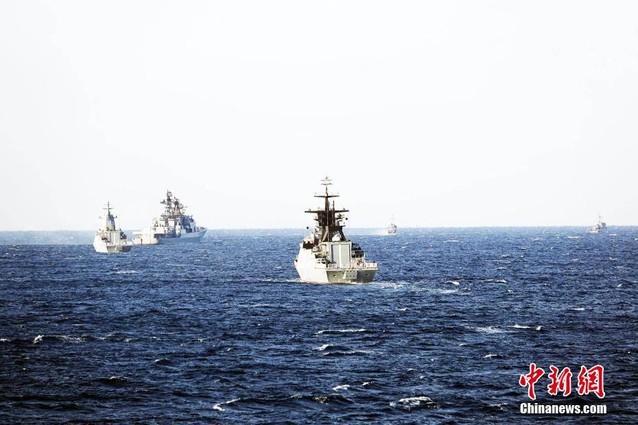 中俄海上联合2021编队通过水雷威胁区演练