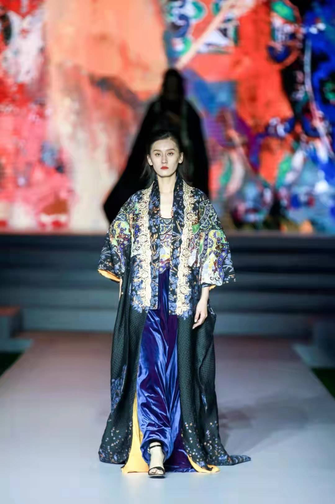 2021首届敦煌国际时尚周:美丽华服惊艳时光