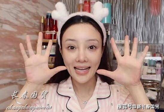 40岁李小璐素颜近照曝光,这才是她生活中的真实状态
