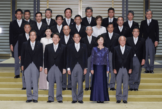 1/ 12 11月10日,日本首相岸田文雄(前排中)在东京的首相官邸率阁僚