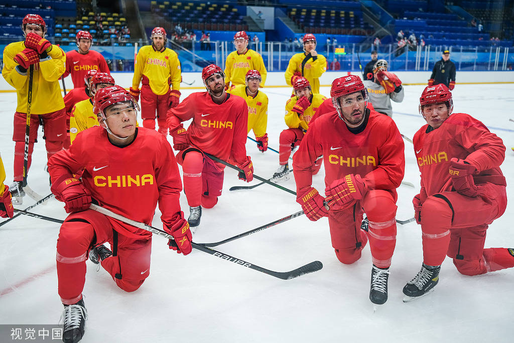 组图中国男子冰球队积极备战归化球员一丝不苟
