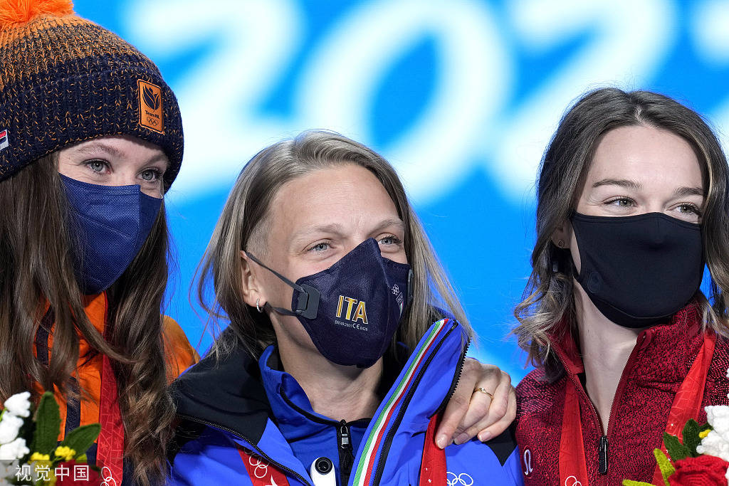 组图短道速滑女子500米颁奖冠军方塔娜激动落泪