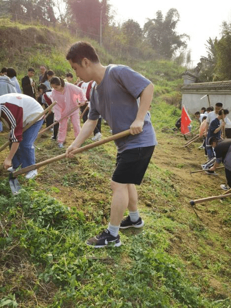 兴文二中开展学农开荒实践活动