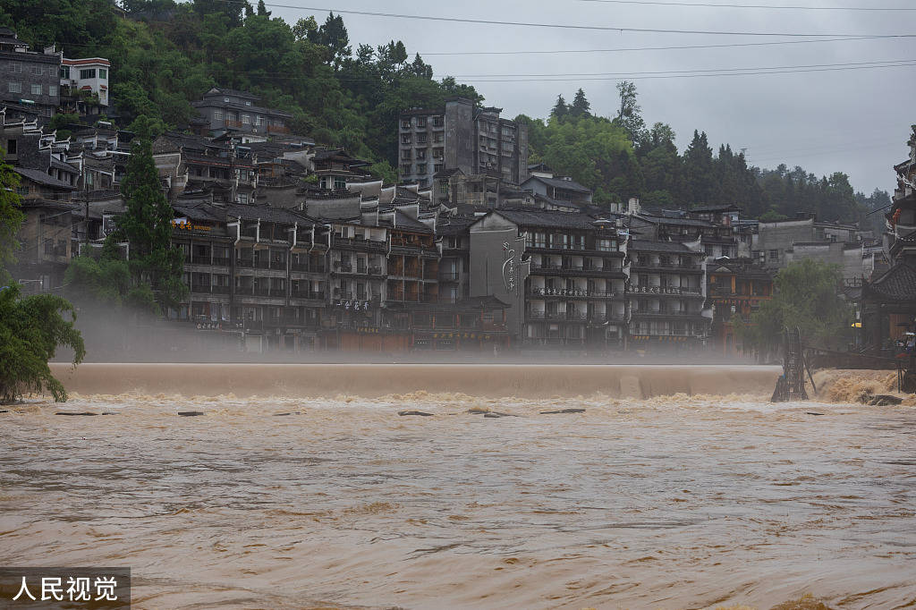 南方暴雨凤凰古城遇强降雨部分被淹