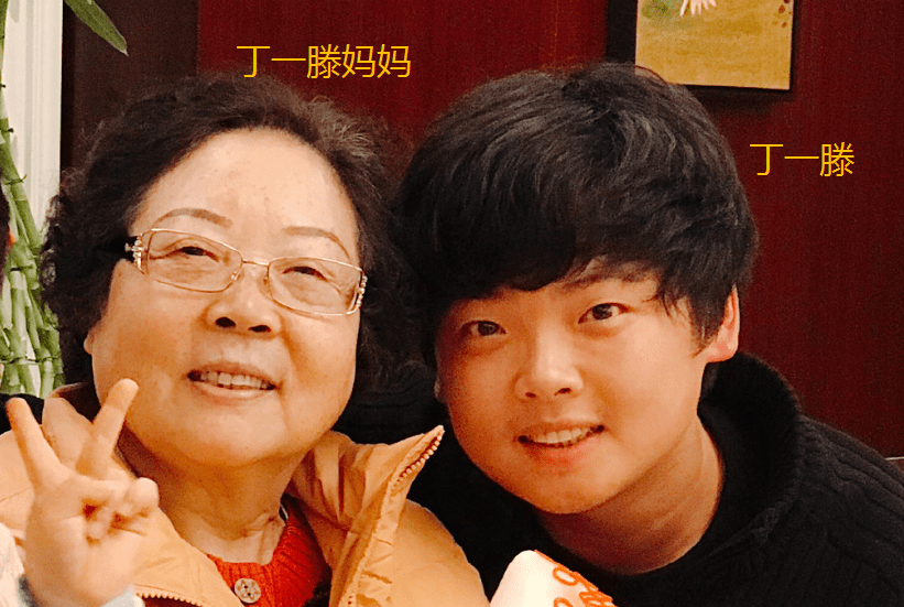 1991年出生的丁一滕,是北京人,11岁时曾和妈妈去美国生活过两年,不过