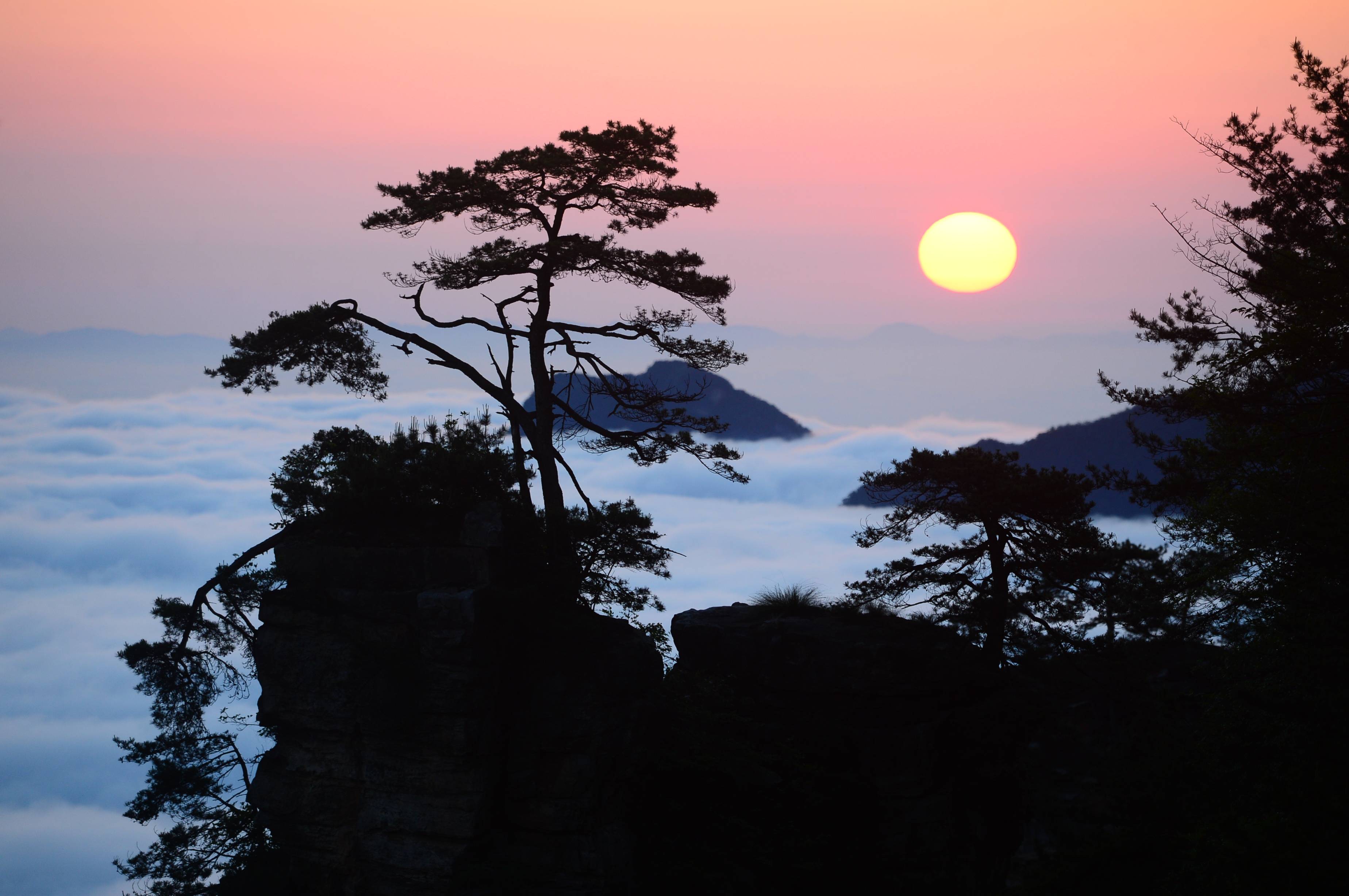 张家界天子山索道观景台拍摄的日出(资料图)返回搜狐,查看更多