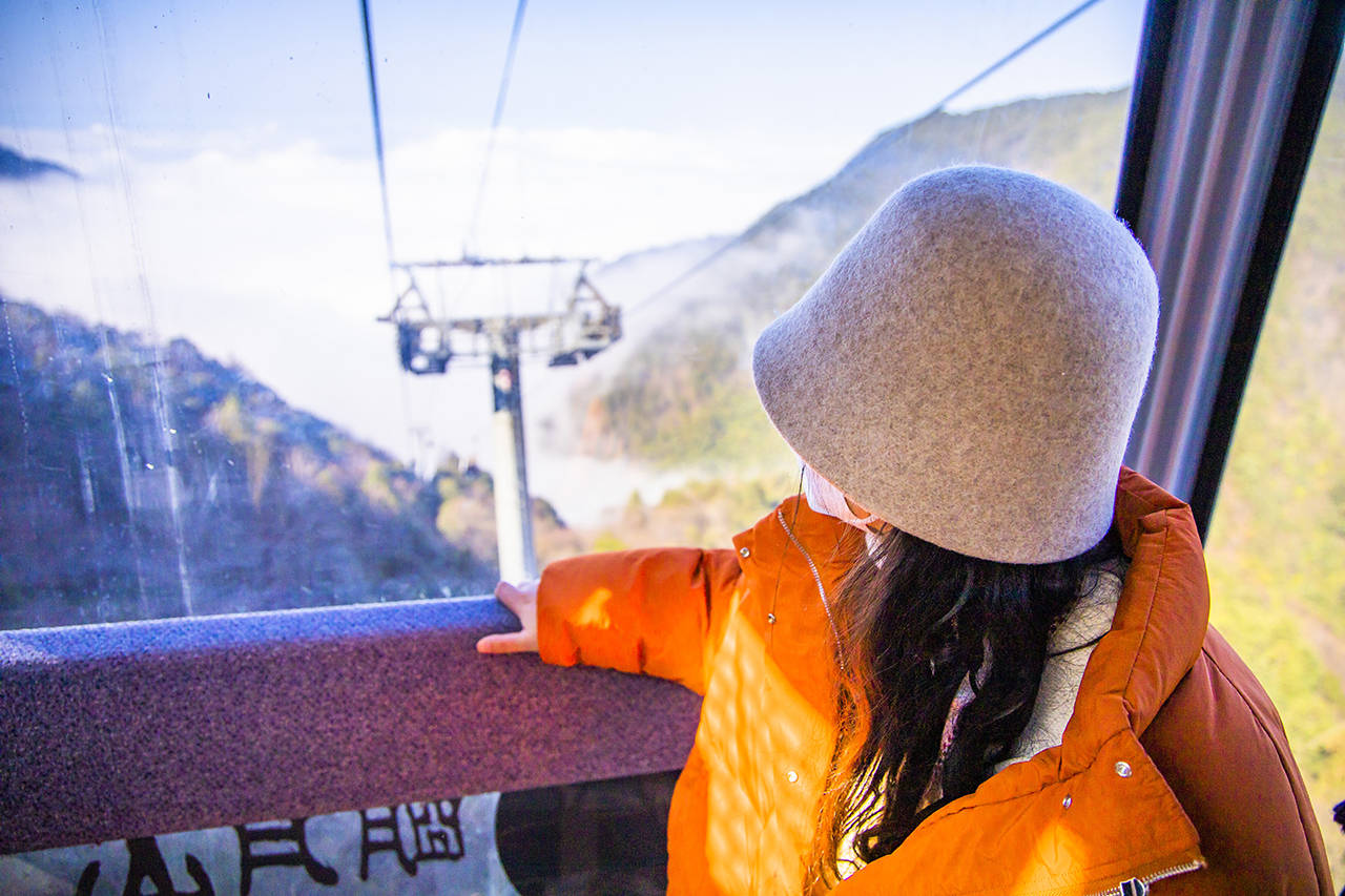 冬游江西，在明月山云海之上滑雪，泡摄生硒温泉水脉温泉