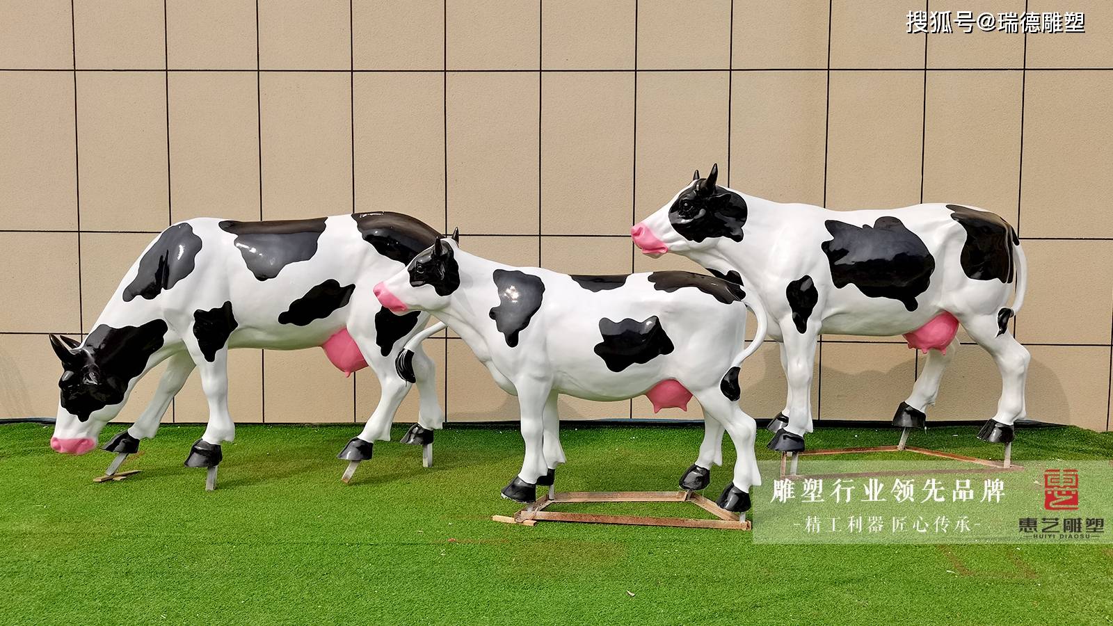 玻璃钢黑白奶牛动物雕塑