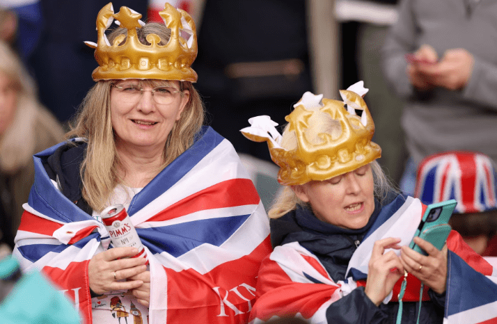 英国王查尔斯三世加冕礼：数千人聚集在伦敦参加仪式