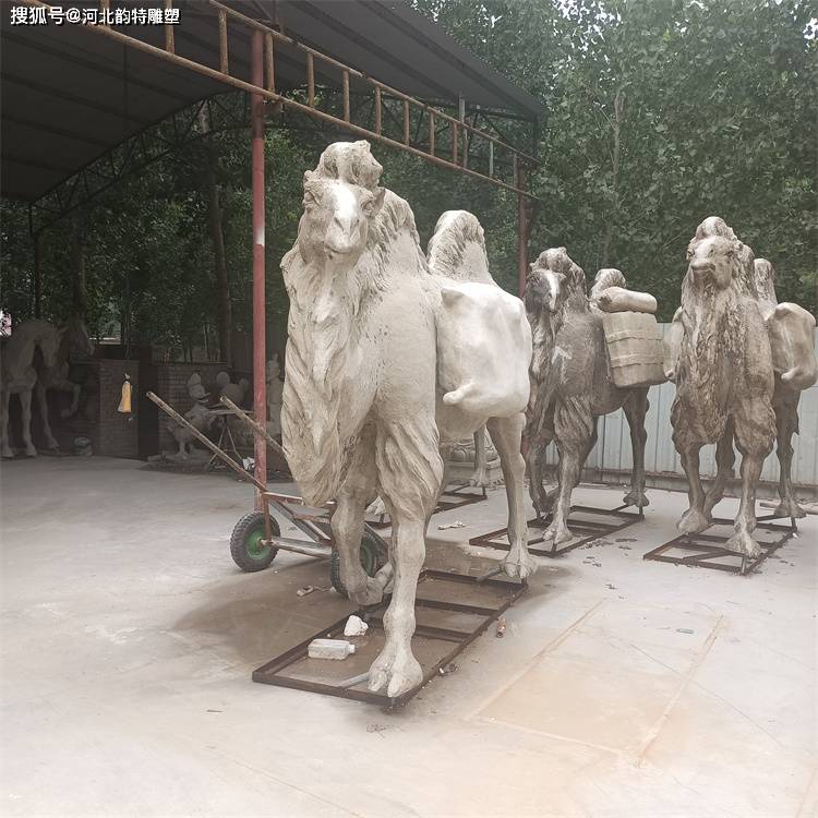 玻璃钢骆驼雕塑 抽象彩绘骆驼雕塑
