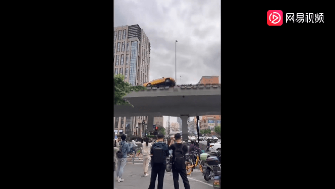 上海一高架两车斗气险坠桥，各退一步又何妨？