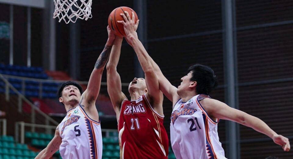 CBA联赛：浙江男篮打败上海的背后，藏著多少鲜有人知的秘密