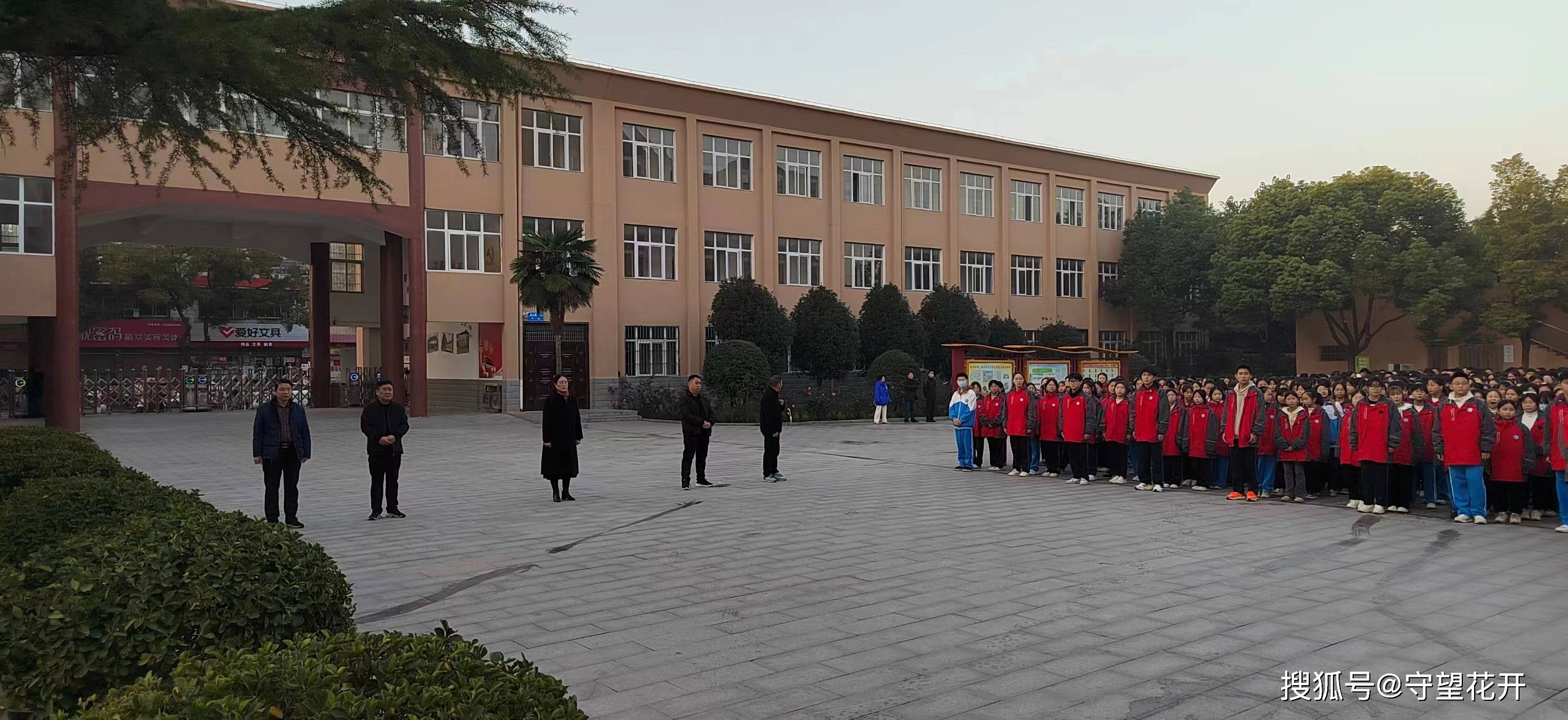 唐河县第三初级中学举行升旗仪式暨县运动会获奖运动员表彰大会