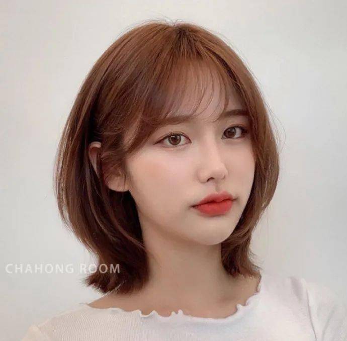 锁 骨 发 顾名思义就是到锁骨长度的发型,它既有短发的率真,又有长发