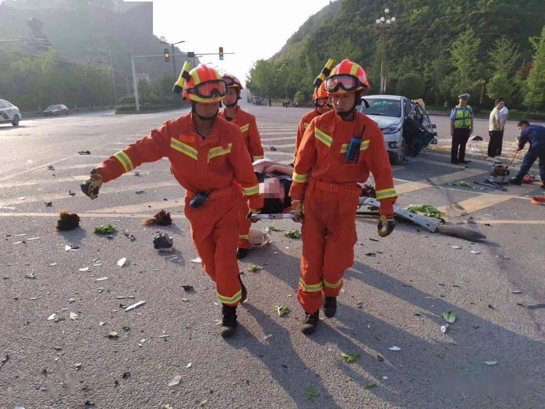 贵州凯里清晨突发车祸消防紧急救援