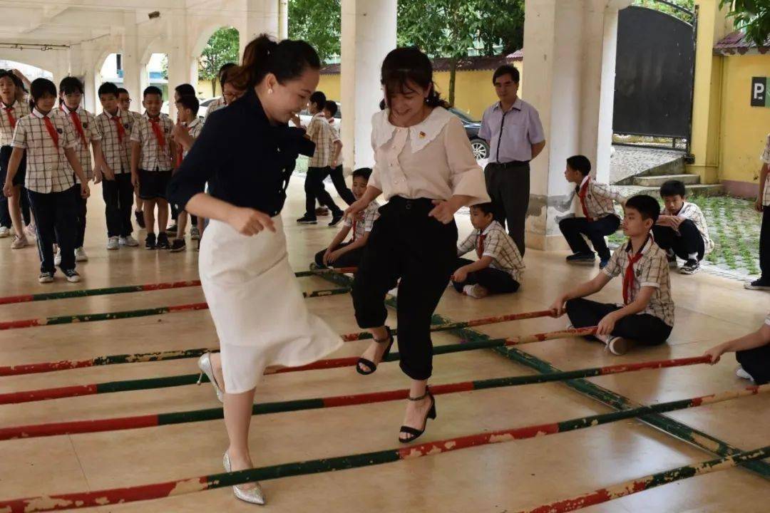 南宁市兴宁区九曲湾小学举行"壮汉双语教学实验学校"揭牌仪式