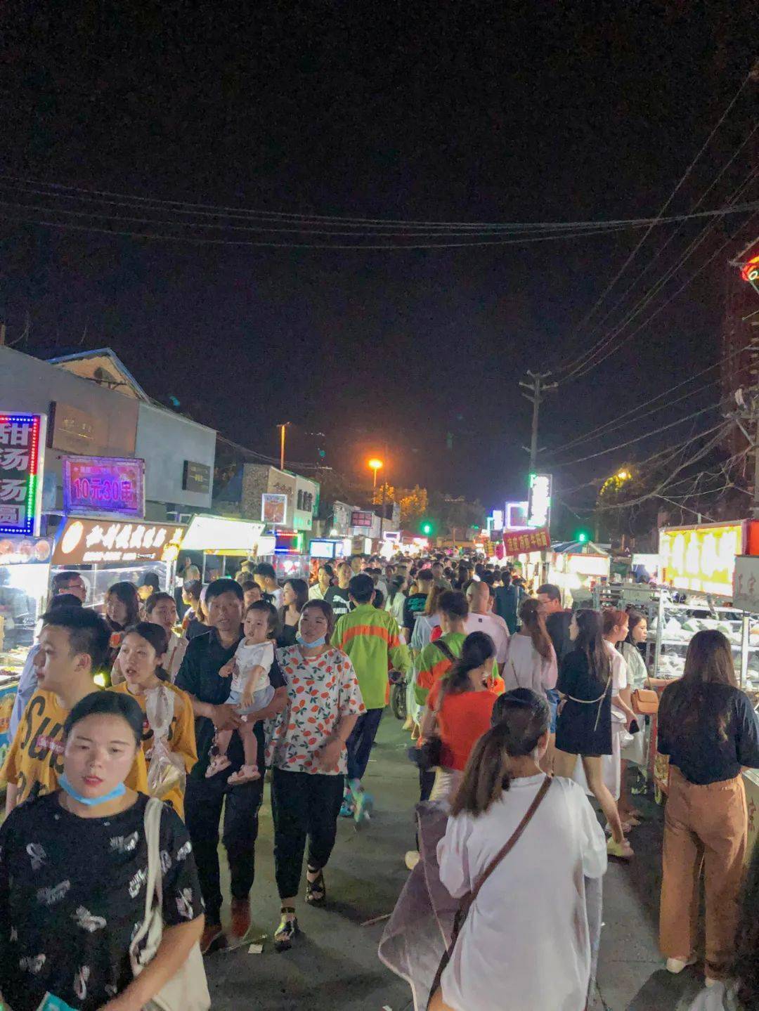 阜阳摆地摊的火了!_夜市