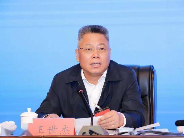 吴强 贵州省人民政府副省长吴强介绍贵州省脱贫攻坚工作进展情况以及