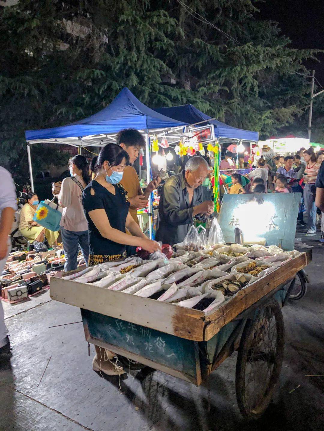 现场实拍阜阳摆地摊的火了