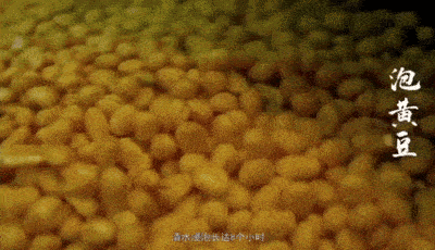 将泡好的黄豆研磨