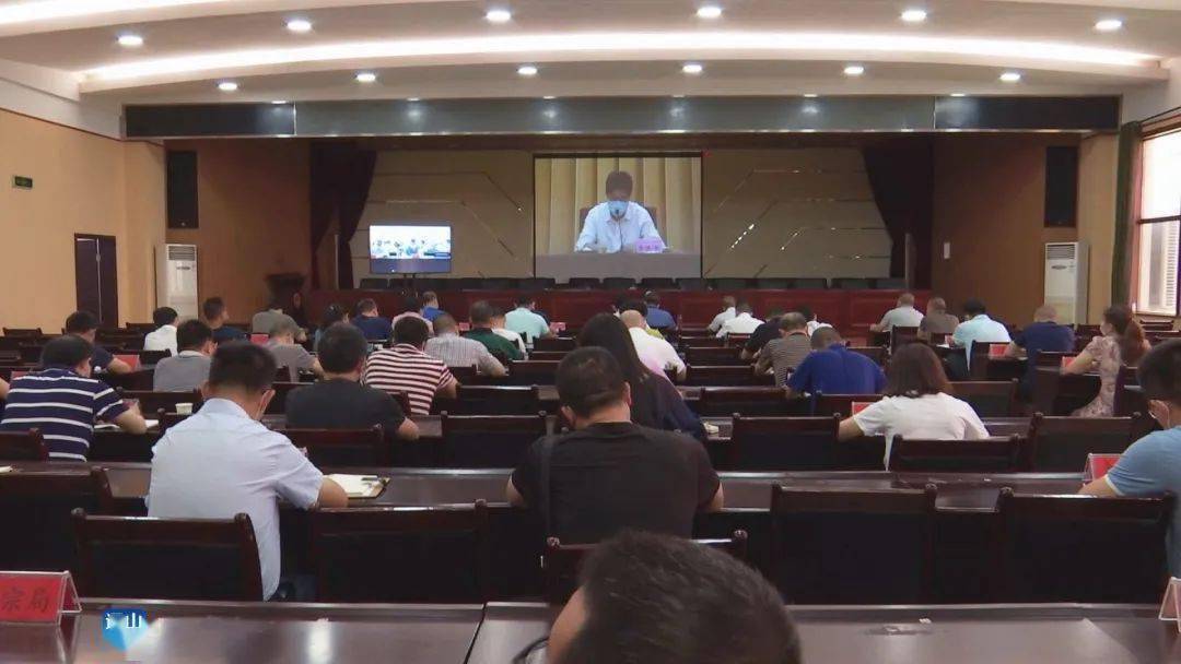 副县长柯振华在通山分会场参加会议.