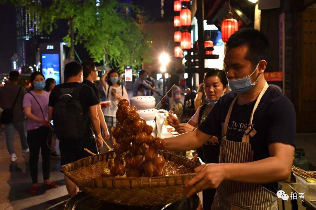 重回成都街头的地摊:每天流水一千多,养家糊口足够了