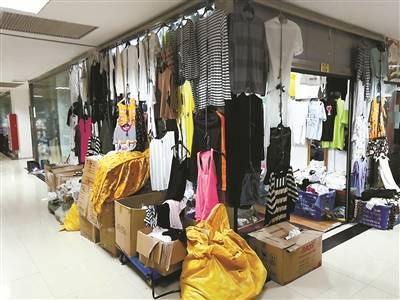 “花式”停车随处见 跨门堆放仍未休已过两周