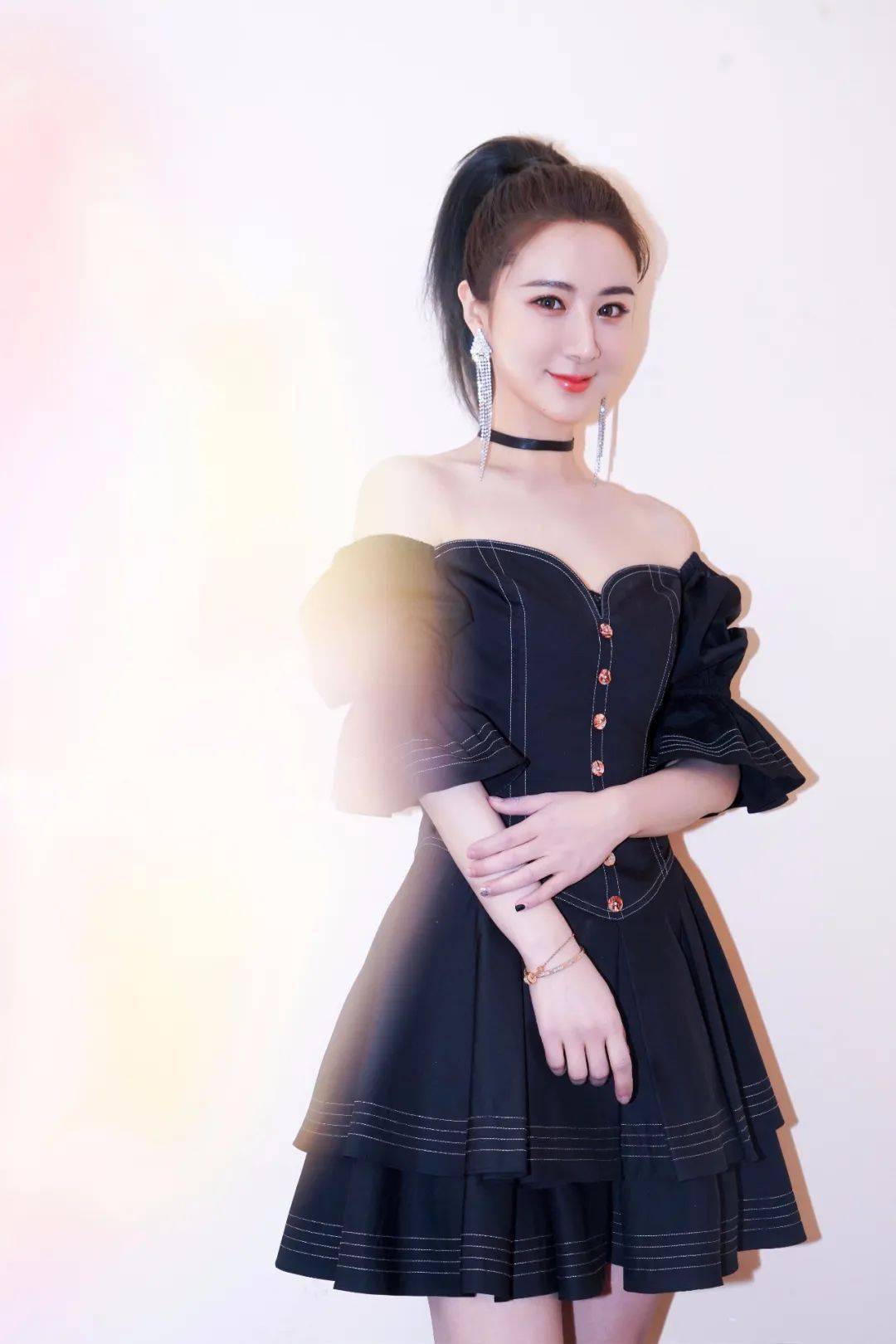 直播女王薇娅就是女明星本人吧!