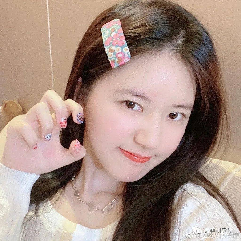 79斤赵露思成甜系掌门,可后背溢出的肉却啪啪打脸.