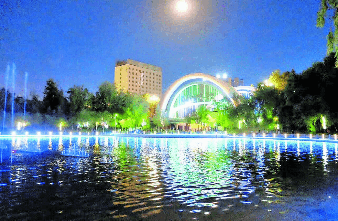 和田市玉泉湖公园,空气清新沁人心脾,令人陶醉;扣人心弦的音乐喷泉