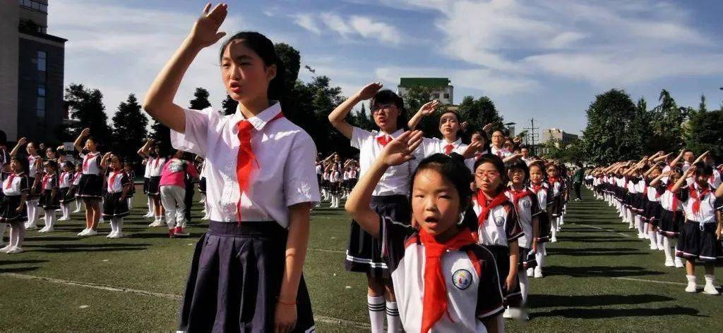 感恩 传承 筑梦——都江堰市光明团结小学一年级入队仪式暨六年级毕业