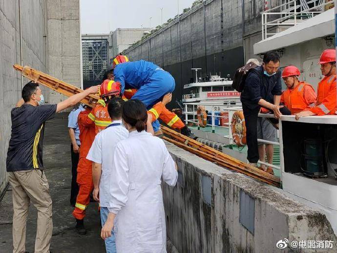 湖北|三峡五级船闸上的紧急救援