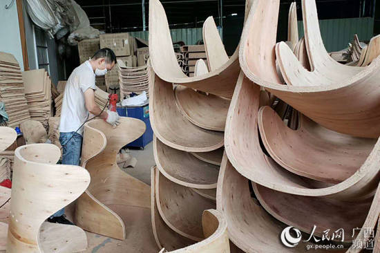 全县|容县获“中国弯曲胶合板（弯板）之都” 称号