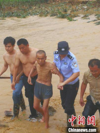 泥石流|广西田林发生泥石流学校运动场被淹没 400多人紧急疏散