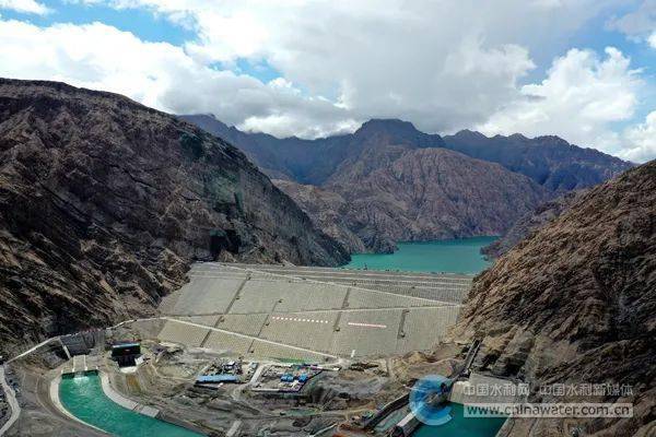 新疆阿尔塔什水利枢纽工程大坝主体提前完工