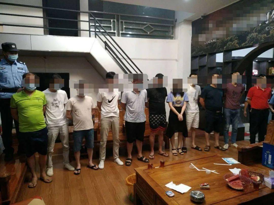 肇庆警方在某商铺内捣毁一个聚众赌博窝点,抓获11名涉赌嫌疑人